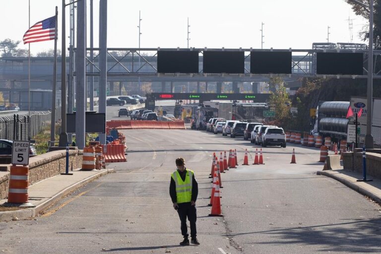 U.S. should follow Canada and scrap COVID-19 border rules, lawmakers urge White House