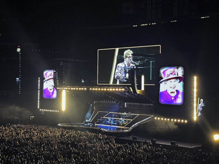 Elton John pays tribute to Queen Elizabeth II at his final Toronto show