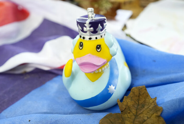 Queen Elizabeth: Marmalade sandwiches, rubber ducks & flamingoes left at London tribute