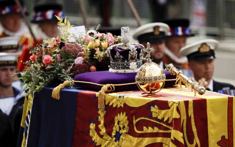 King Charles leaves note on Queen Elizabeth’s casket among flowers he chose