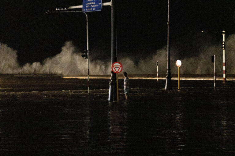 Hurricane Ian: Cuba remains in the dark after storm knocks out power grid