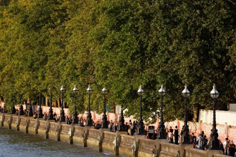 400K-person lineup to see queen’s coffin could be ‘horrible’ and gruelling, say experts