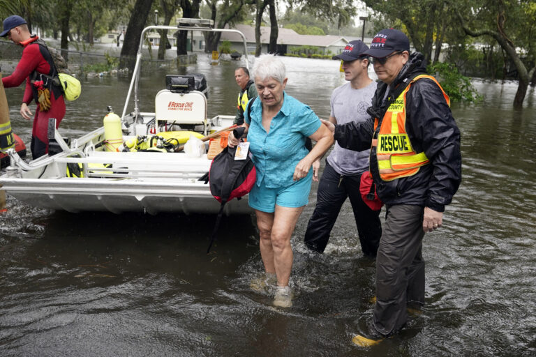 Hurricane Ian: Thousands trapped in Florida as storm nears South Carolina