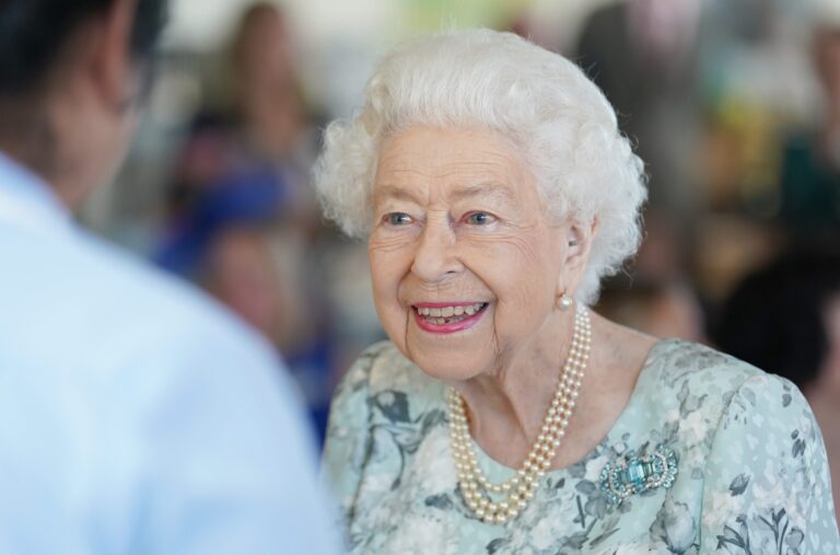 Londoners and tourists wish Queen Elizabeth well: ‘Everybody is really stressed’