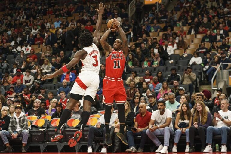 DeRozan leads Bulls in 115-98 win over Raptors