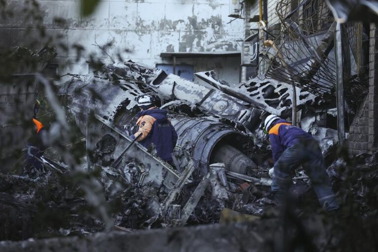 2 pilots die after Russian warplane crashes into Siberian building