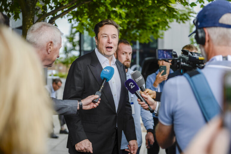 Elon Musk Twitter poll on Ukraine war sparks response from Volodymyr Zelenskyy