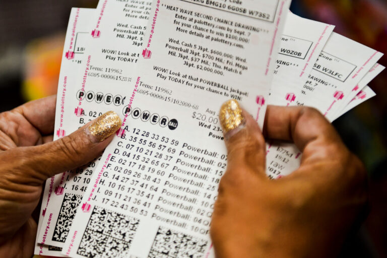 Powerball jackpot climbs to US$800 million, and Canadians can play too
