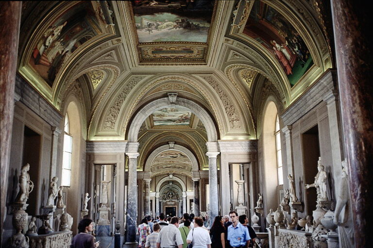 American tourist smashes Vatican statues after demanding to see Pope