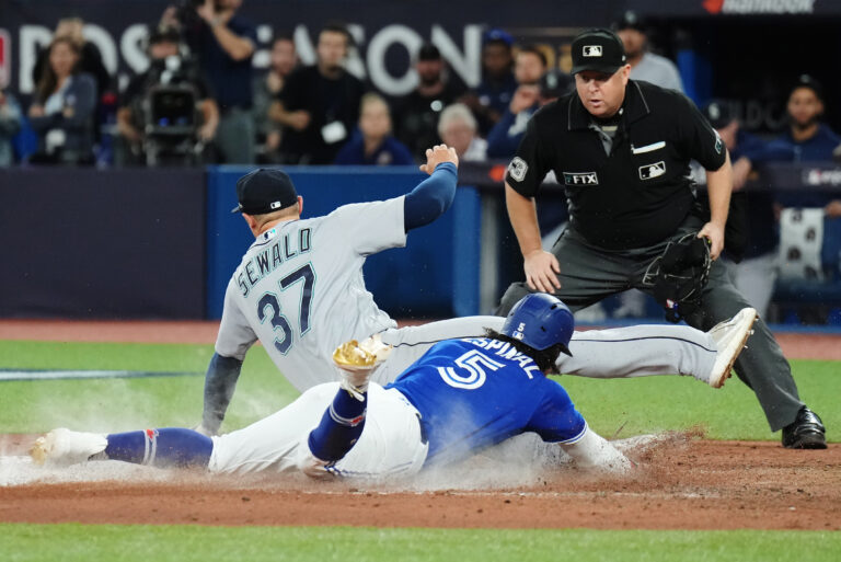 Seattle Mariners pull out wild 10-9 comeback win over Toronto to eliminate Blue Jays