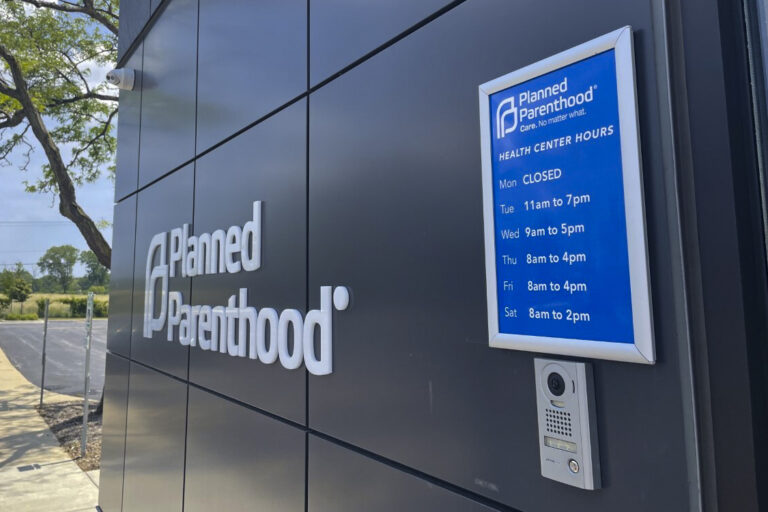Arizona agrees not to enforce total abortion ban until 2023, clinics resume service