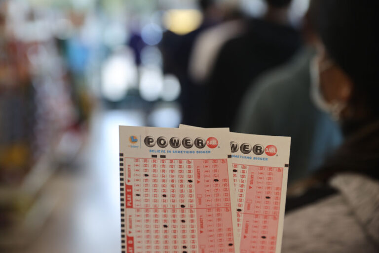 Single winning Powerball ticket sold for world-record US$2.04B jackpot