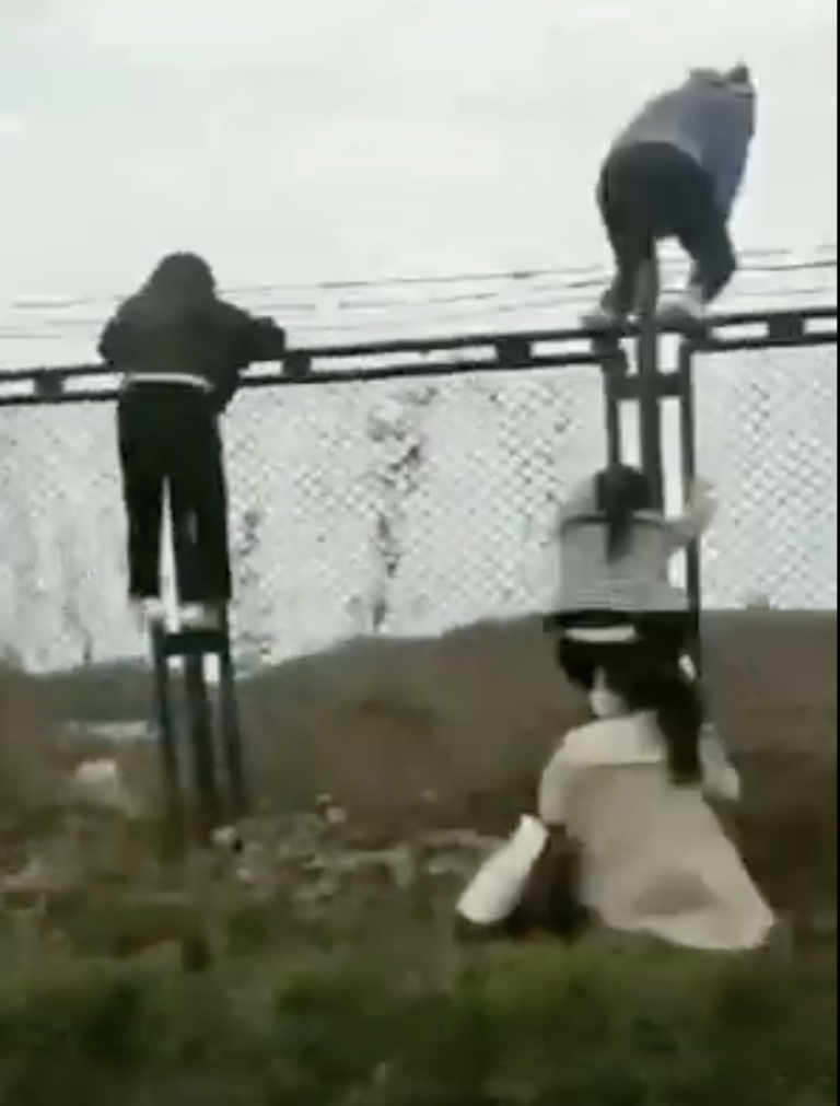 Chinese workers appear to hop fences to escape COVID-19 outbreak at iPhone factory