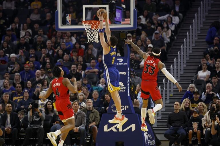 Curry’s 35 points send Warriors past Raptors, 129-117