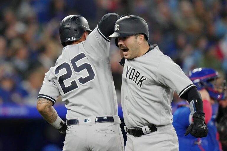 Wells hits two-run homer, Yankees beat Jays 2-0