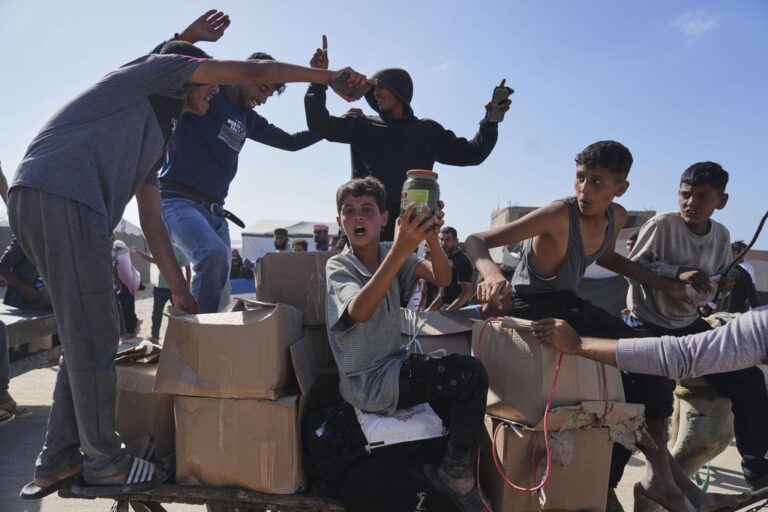 Palestinians overwhelm Gaza food distribution centre run by new aid group