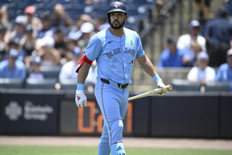 Santander returns to starting lineup for Jays