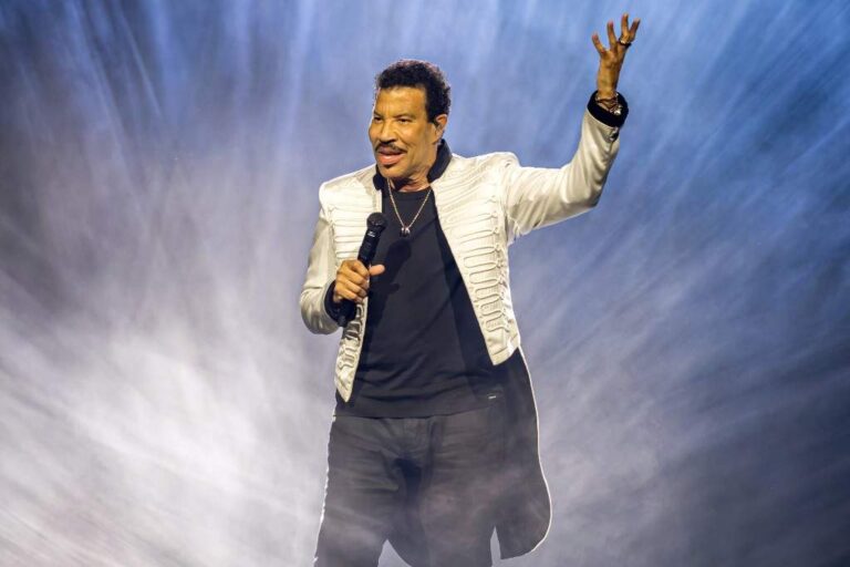 Lionel Richie shares tour update following onstage health scare