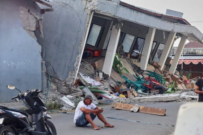 Thousands awaiting aid in Indonesia after earthquake kills 68
